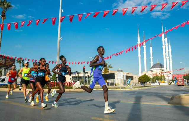 Üç Farklı Kategori, Binlerce Sporcu
Mersin'i sporun ve dostluğun merkezi haline getiren maraton, bu yıl da üç ana kategoride binlerce katılımcıyı ağırlayacak:

42K (Tam Maraton): Profesyonel atletlerin kıyasıya mücadele edeceği ana kategori.

10K (On Kilometre Koşusu): Orta mesafe koşucuları için ideal bir parkur.

3K (Halk Koşusu): Her yaştan Mersinlinin katılımına açık, coşku dolu bir etkinlik.
