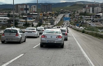 Bayram dönüşü çileye dönüştü: Kırıkkale geçişinde 15 kilometrelik kuyruk